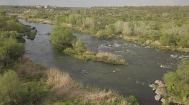 Granit dağlara ve Mihiia köyündeki Güney Böcek nehrindeki akıntılara hava manzarası. Ukrayna. Rafting ve kano yapmak için ünlü bir yer.