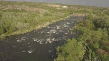 Granit dağlara ve Mihiia köyündeki Güney Böcek nehrindeki akıntılara hava manzarası. Ukrayna. Rafting ve kano yapmak için ünlü bir yer.