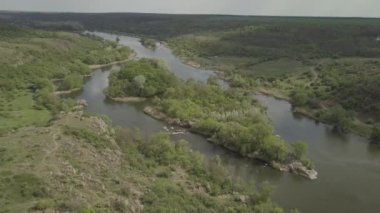 Granit dağlara ve Mihiia köyündeki Güney Böcek nehrindeki akıntılara hava manzarası. Ukrayna. Rafting ve kano yapmak için ünlü bir yer.