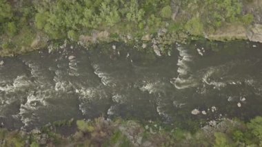 Granit dağlara ve Mihiia köyündeki Güney Böcek nehrindeki akıntılara hava manzarası. Ukrayna. Rafting ve kano yapmak için ünlü bir yer.
