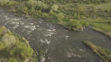 Granit dağlara ve Mihiia köyündeki Güney Böcek nehrindeki akıntılara hava manzarası. Ukrayna. Rafting ve kano yapmak için ünlü bir yer.