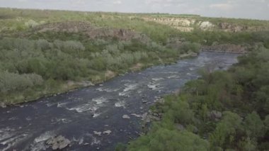 Granit dağlara ve Mihiia köyündeki Güney Böcek nehrindeki akıntılara hava manzarası. Ukrayna. Rafting ve kano yapmak için ünlü bir yer.