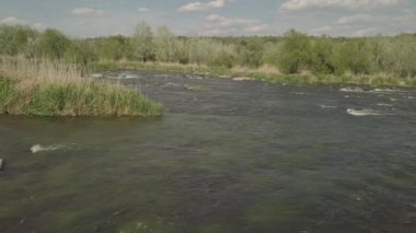 Granit dağlara ve Mihiia köyündeki Güney Böcek nehrindeki akıntılara hava manzarası. Ukrayna. Rafting ve kano yapmak için ünlü bir yer.