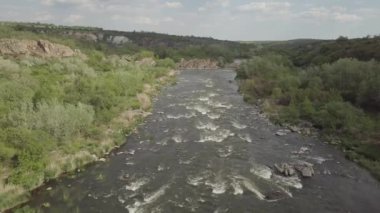 Granit dağlara ve Mihiia köyündeki Güney Böcek nehrindeki akıntılara hava manzarası. Ukrayna. Rafting ve kano yapmak için ünlü bir yer.