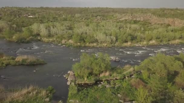 从空中俯瞰南布谷河上的花岗岩山和急流 米希亚村 乌克兰 独木舟和皮划艇的著名地点 — 图库视频影像