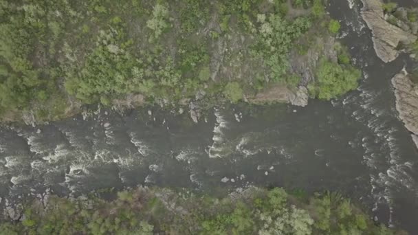 从空中俯瞰南布谷河上的花岗岩山和急流 米希亚村 乌克兰 独木舟和皮划艇的著名地点 — 图库视频影像