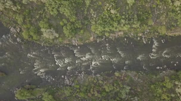 从空中俯瞰南布谷河上的花岗岩山和急流 米希亚村 乌克兰 独木舟和皮划艇的著名地点 — 图库视频影像