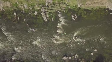 Granit dağlara ve üzerinde kano ve turist olan Güney Böcek nehrine açılan hava manzarası, Mihiia köyü. Ukrayna. Rafting ve kano yapmak için ünlü bir yer.
