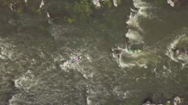 Granit dağlara ve üzerinde kano ve turist olan Güney Böcek nehrine açılan hava manzarası, Mihiia köyü. Ukrayna. Rafting ve kano yapmak için ünlü bir yer.