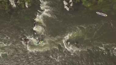 Granit dağlara ve üzerinde kano ve turist olan Güney Böcek nehrine açılan hava manzarası, Mihiia köyü. Ukrayna. Rafting ve kano yapmak için ünlü bir yer.