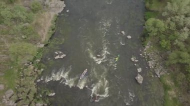 Granit dağlara ve üzerinde kano ve turist olan Güney Böcek nehrine açılan hava manzarası, Mihiia köyü. Ukrayna. Rafting ve kano yapmak için ünlü bir yer.