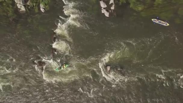 从空中俯瞰南布格河上的花岗岩山和急流 船上有皮划艇和游客 Mihiia村 乌克兰 独木舟和皮划艇的著名地点 — 图库视频影像