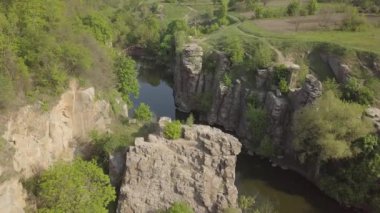 Ukrayna 'nın Cherkassy bölgesindeki Hirskyi Tikich nehri üzerindeki Buky Kanyonu' na. Ünlü Ukrayna manzarası ve turistik yerler