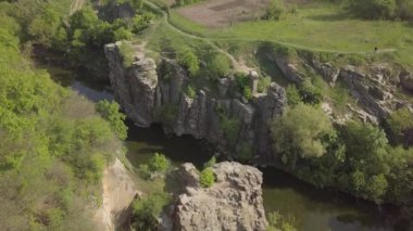 Ukrayna 'nın Cherkassy bölgesindeki Hirskyi Tikich nehri üzerindeki Buky Kanyonu' na. Ünlü Ukrayna manzarası ve turistik yerler