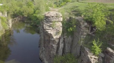 Ukrayna 'nın Cherkassy bölgesindeki Hirskyi Tikich nehri üzerindeki Buky Kanyonu' na. Ünlü Ukrayna manzarası ve turistik yerler
