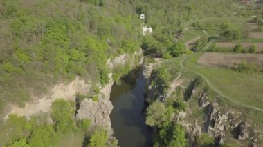 Ukrayna 'nın Cherkassy bölgesindeki Hirskyi Tikich nehri üzerindeki Buky Kanyonu' na. Ünlü Ukrayna manzarası ve turistik yerler