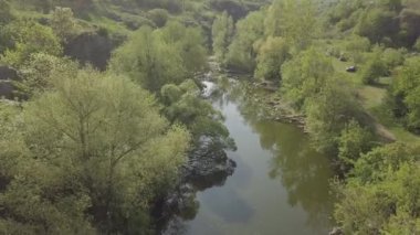Ukrayna 'nın Cherkassy bölgesindeki Hirskyi Tikich nehri üzerindeki Buky Kanyonu' na. Ünlü Ukrayna manzarası ve turistik yerler