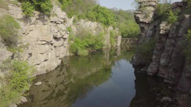 Ukrayna 'nın Cherkassy bölgesindeki Hirskyi Tikich nehri üzerindeki Buky Kanyonu' na. Ünlü Ukrayna manzarası ve turistik yerler