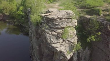 Ukrayna 'nın Cherkassy bölgesindeki Hirskyi Tikich nehri üzerindeki Buky Kanyonu' na. Ünlü Ukrayna manzarası ve turistik yerler