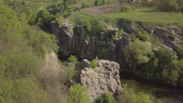 从空中俯瞰乌克兰切尔卡西地区Hirskyi Tikich河上的Buky峡谷 著名的Ukranian景观和旅游胜地 — 图库视频影像