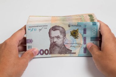 Ukrayna 'nın parası. Ukrayna Hryvnia banknotları beyaz ellerde. Hryvnia 1000 uah