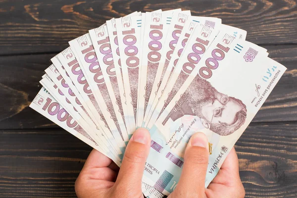Ukrayna 'nın parası. Tahta masadaki Ukrayna Hryvnia banknotları. Hryvnia 1000 uah