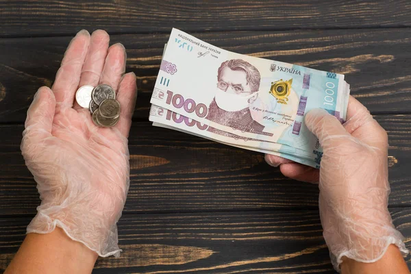 Концепция Короновирусного Кризиса Деньги Украины Защитной Маске Пачка Украинских Гривен — стоковое фото