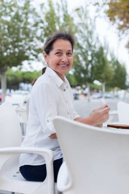 Beyaz ile kafeterya masada kahve içme kadın. 