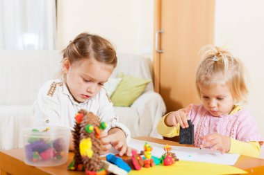  Kalıplama hamuru gelen figürler okul öncesi .