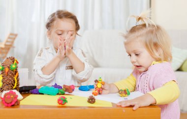 Kalıplama hamuru gelen figürler okul öncesi .