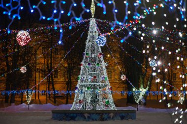 Sokak ışıkları ile süslenen Noel ağacı 