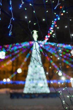 Sokakta kış şehir ışıkları yanan ile süslenen Noel ağacı