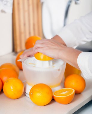  Close-up narenciye juic hazırlanması