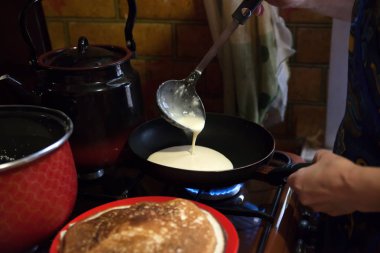 Geleneksel Rus hazırlanması Shrove Salı günü krep. 