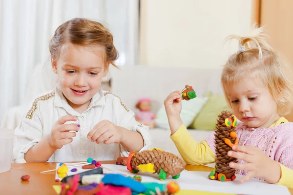 Niñas Jugando Con Plastilina Casa Mesa —  Fotos de Stock