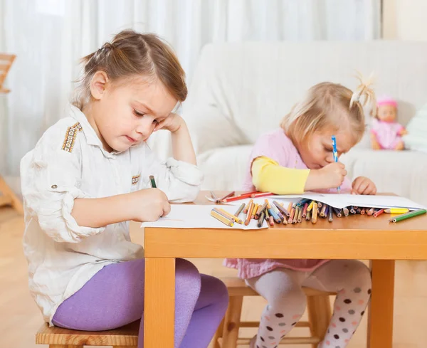 Дві Маленькі Дівчата Сидять Вдома Малюють — стокове фото