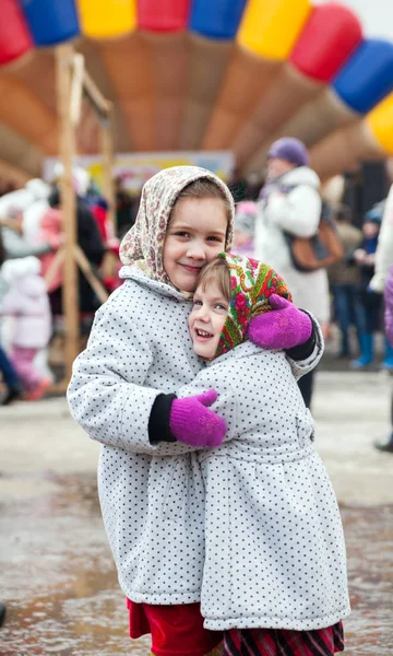 Девушка Фоне Осеннего Города — стоковое фото