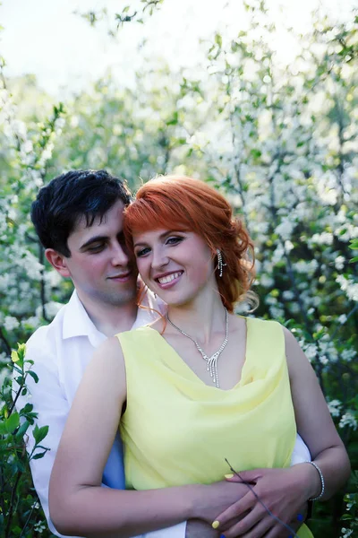 Porträt Eines Schönen Ehepaares Vor Dem Hintergrund Blühender Gärten — Stockfoto