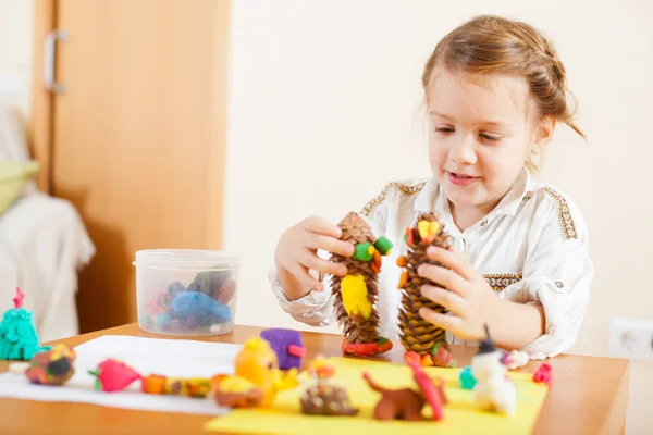 Preschooler Σχηματοποίηση Ειδώλια Από Πλαστελίνη — Φωτογραφία Αρχείου