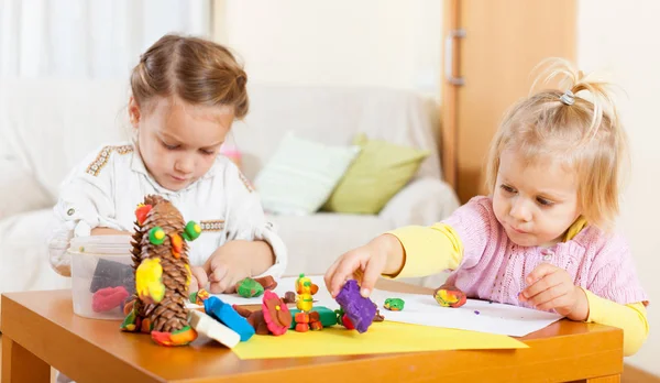 Niñas Jugando Con Plastilina Casa Mesa —  Fotos de Stock