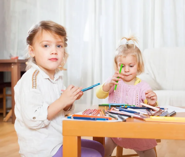 Дівчата Вдома Малюють Олівцями — стокове фото