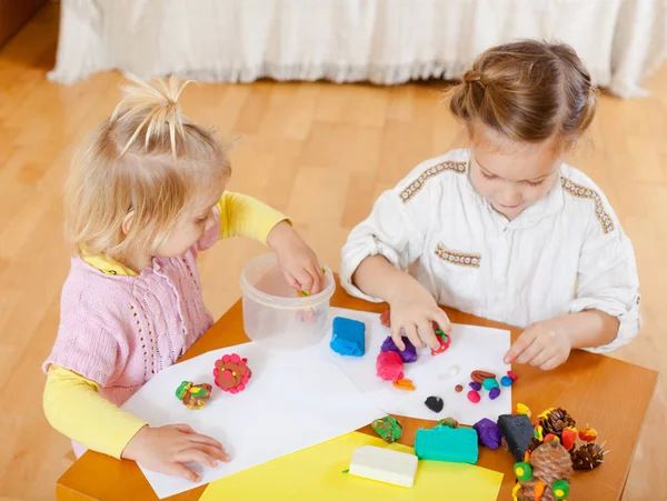 Genç kız 3 ve 5 yaşında hamuru ile