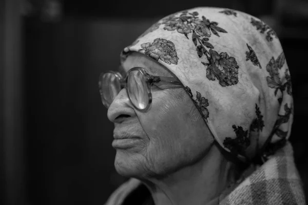Osamělá Babička Šátek Brýle Dívá Stranou — Stock fotografie