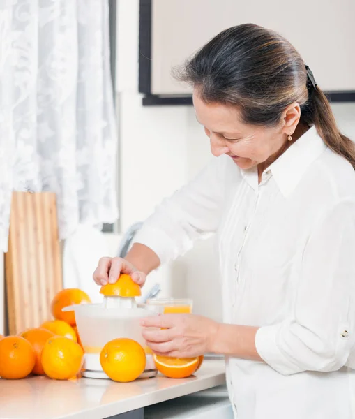 Жінка Середнього Віку Готує Апельсиновий Сік — стокове фото
