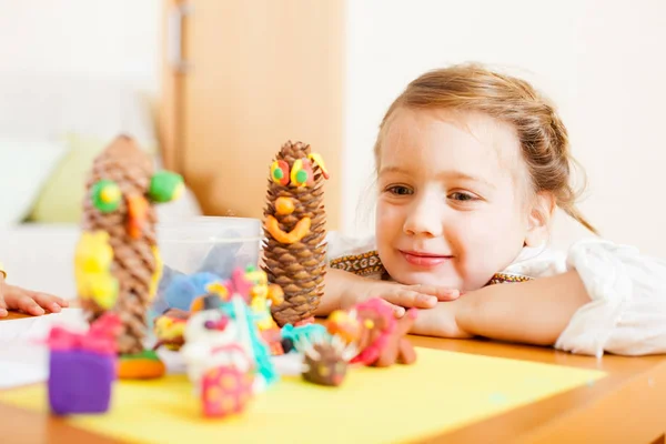 Niña Jugando Con Plastilina Casa Mesa —  Fotos de Stock