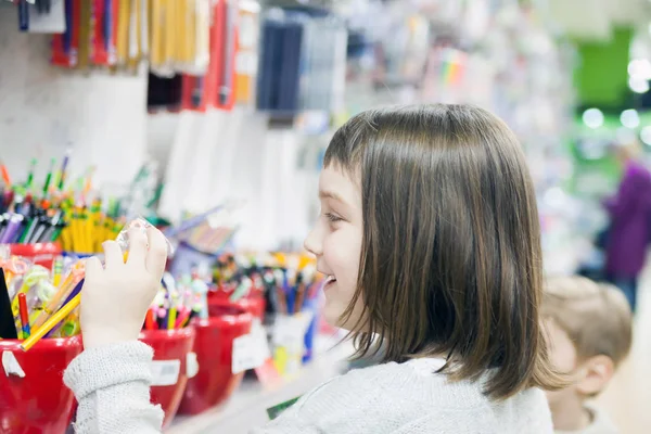 Niña Años Eligiendo Papelería Tienda — Foto de Stock