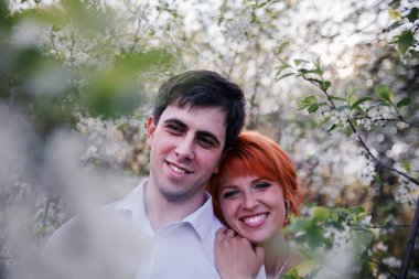 Çiçekli ağaçlar ilkbaharda arka plan üzerinde romantik çift.