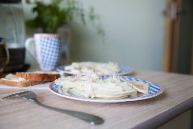 Yeşil çayla omletten kahvaltı.