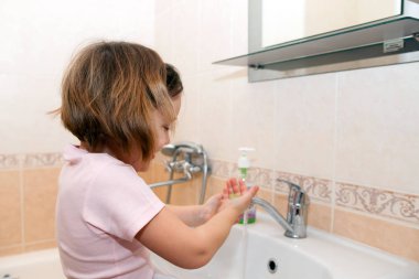  küçük kız havuzu tarafından sabunla ellerini yıkama