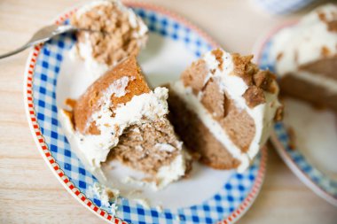 Tatlı kek kakao ve krem peynir tablo ile. 